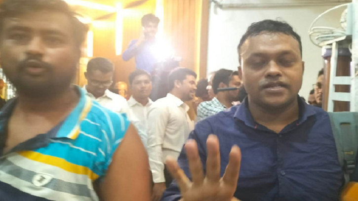সুপ্রিম কোর্টে সাংবাদিকদের ওপর পুলিশের লাঠিচার্জ সুপ্রিম কোর্টে সাংবাদিকদের ওপর পুলিশের লাঠিচার্জ