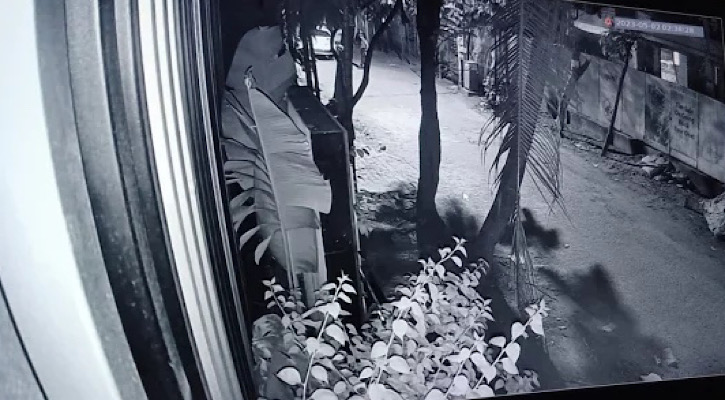 বাজারের ব্যাগের ভেতরে কান্না করছিল নবজাতক বাজারের ব্যাগের ভেতরে কান্না করছিল নবজাতক