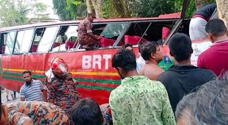 বৈদ্যুতিক খুঁটিতে বিআরটিসি বাসের ধাক্কা, নিহত ২