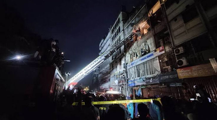 গুলিস্তানে বিস্ফোরণ: উদ্ধার কাজ আপাতত স্থগিত গুলিস্তানে বিস্ফোরণ: উদ্ধার কাজ আপাতত স্থগিত