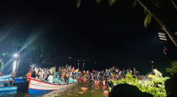 কেরালায় পর্যটকবাহী নৌকাডুবে নিহত ২১ কেরালায় পর্যটকবাহী নৌকাডুবে নিহত ২১