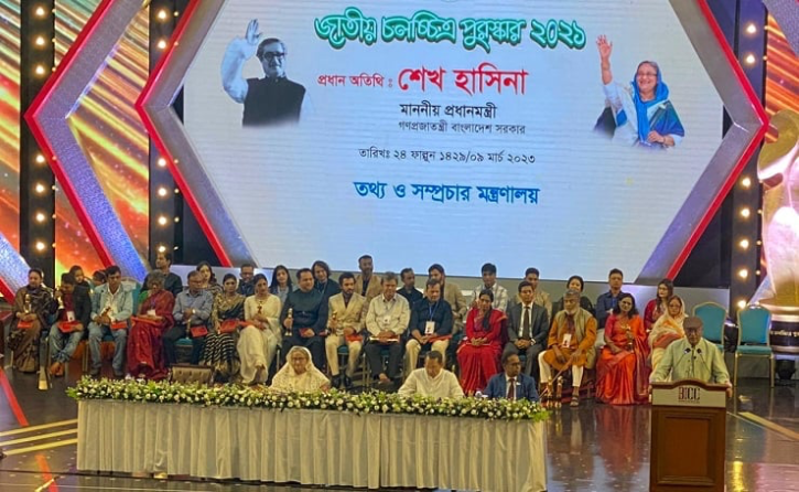২৭ ক্যাটাগরিতে জাতীয় চলচ্চিত্র পুরস্কার তুলে দিলেন প্রধানমন্ত্রী ২৭ ক্যাটাগরিতে জাতীয় চলচ্চিত্র পুরস্কার তুলে দিলেন প্রধানমন্ত্রী