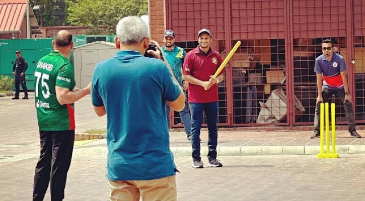 মার্কিন রাষ্ট্রদূত পিটার হাসের সঙ্গে ক্রিকেট খেললেন সাকিব মার্কিন রাষ্ট্রদূত পিটার হাসের সঙ্গে ক্রিকেট খেললেন সাকিব