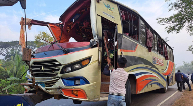 পটুয়াখালীতে বেপড়োয়া গতির বাস খাদে পড়ে নিহত-১,আহত-১৫