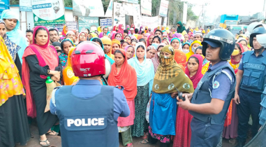 গাজীপুরে বকেয়া বেতনের দাবিতে শ্রমিকদের বিক্ষোভ