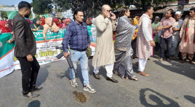 সাবেক এমপির মিছিলে প্রকাশ্যে অস্ত্রের মহড়া