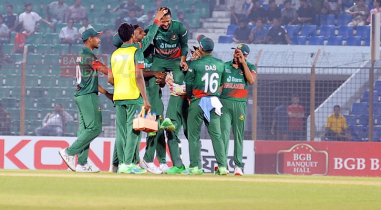 দাপুটে জয়ে হোয়াইটওয়াশ এড়ালো বাংলাদেশ