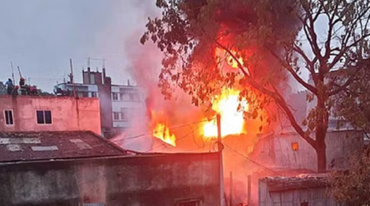 কেরানীগঞ্জে রাসায়নিক কারখানায় আগুন, একই পরিবারের ৫ জন নিহত কেরানীগঞ্জে রাসায়নিক কারখানায় আগুন, একই পরিবারের ৫ জন নিহত