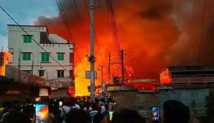 পটুয়াখালীতে তেলের গোডাউনে আগুন পটুয়াখালীতে তেলের গোডাউনে আগুন