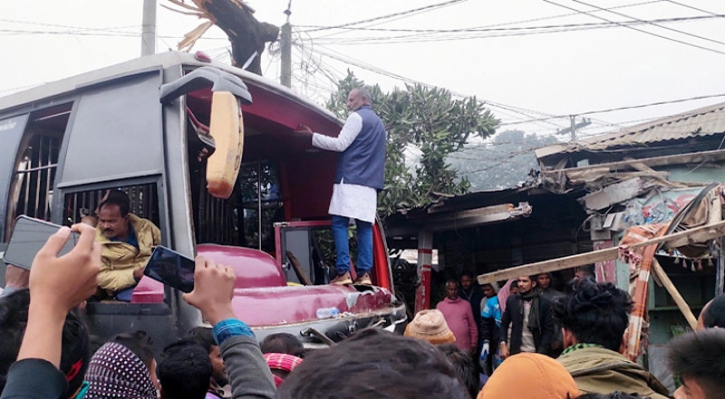 কুড়িগ্রামে নিয়ন্ত্রণ হারিয়ে বাস মুদি দোকানে, নিহত ২