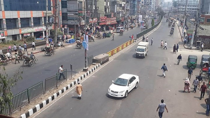 বিএনপি ও সমমনা দলগুলোর অবরোধ চলছে