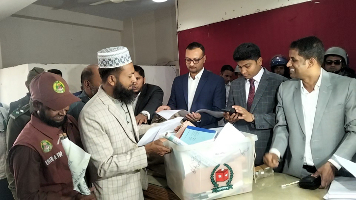 ভোলার কেন্দ্রে কেন্দ্রে যাচ্ছে নির্বাচনী সরঞ্জাম