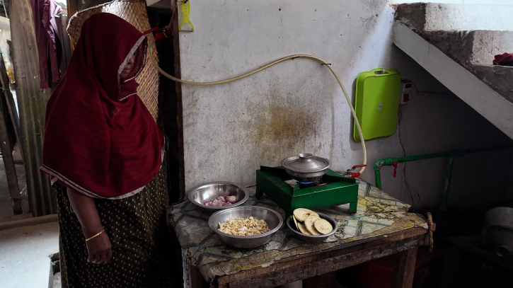 ভোলায় মুরগির বিষ্ঠা থেকে বায়োগ্যাস: গ্যাসে রান্না করছে ১৫ পরিবার