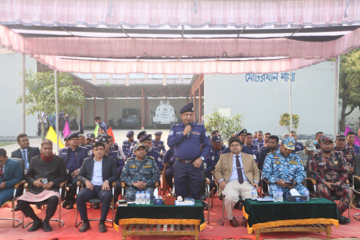 ভোলায় জাতীয় সংসদ নির্বাচন ও গণভোট উপলক্ষে পুলিশের ব্রিফিং প্যারেড