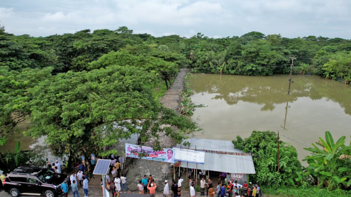 ৩৫ বছর পর রাস্তাটি বদলে দিয়েছে পাঁচ গ্রামের মানুষের জীবনযাত্রা ৩৫ বছর পর রাস্তাটি বদলে দিয়েছে পাঁচ গ্রামের মানুষের জীবনযাত্রা