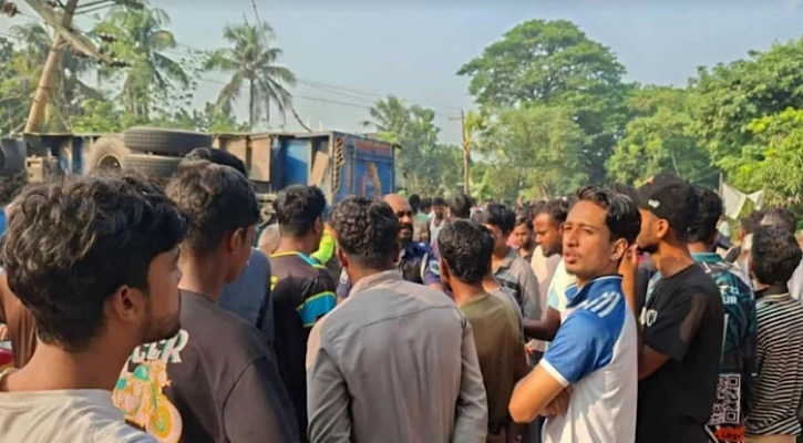 পাবনায় ট্রাকের ধাক্কায় ভ্যান উল্টে দুই স্কুলশিক্ষার্থীসহ নিহত ৩ পাবনায় ট্রাকের ধাক্কায় ভ্যান উল্টে দুই স্কুলশিক্ষার্থীসহ নিহত ৩