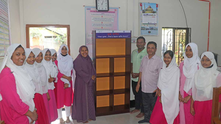 ভোলায় ২০ শিক্ষাপ্রতিষ্ঠানে বুক কর্নার স্থাপনে বুকশেলফ বিতরণ