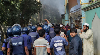 নুরাল পাগলার দরবারে পু‌লি‌শের ওপর হামলায় মামলা, আসামি সা‌ড়ে ৩ হাজার