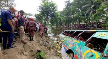 লক্ষ্মীপুরে বাস খালে পড়ে নিহত ৫