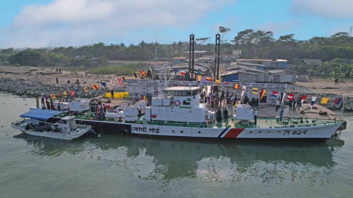 বিজয় দিবসে ভোলায় জনসাধারণের জন্য উন্মুক্ত কোস্টগার্ডের যুদ্ধজাহাজ