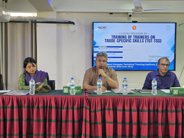 মোবাইল সার্ভিসিং ট্রেডে প্রশিক্ষকদের প্রশিক্ষণ কর্মসূচির সমাপনী