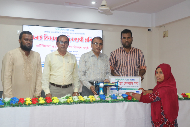সেলাই প্রশিক্ষণ শেষে ভোলার ২৫ নারী পেলেন বিনামূল্যে সেলাই মেশিন
